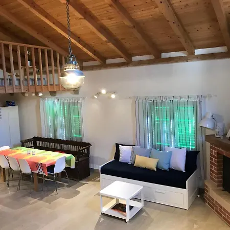 Feriehus Lucica 1 Beachfront House *